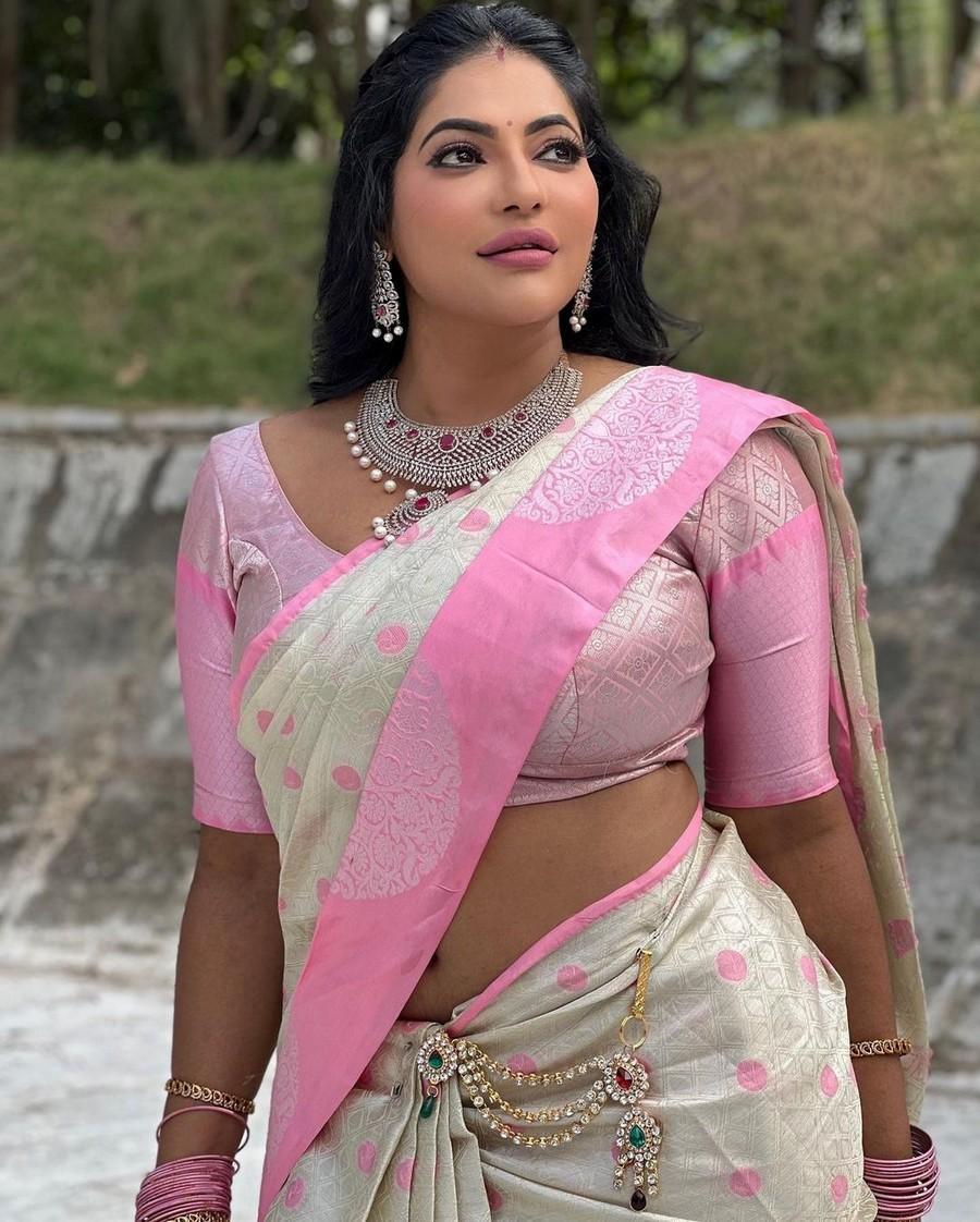 Stunning Looks Of Reshma Pasupuleti In Saree Telugu Rajyam Photos